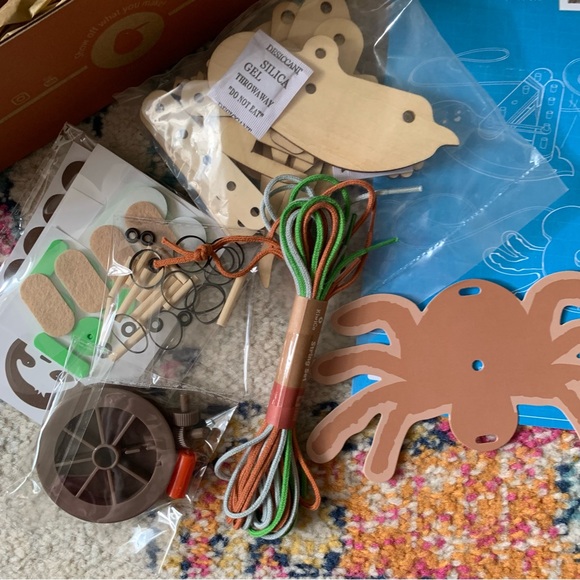 Kiwi Crate Activity Box String Climber Animals - Picture 4 of 6